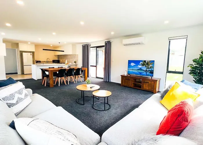 Brand New House With 5 Bedroom And 3 Full Bathroom * 罗托鲁阿