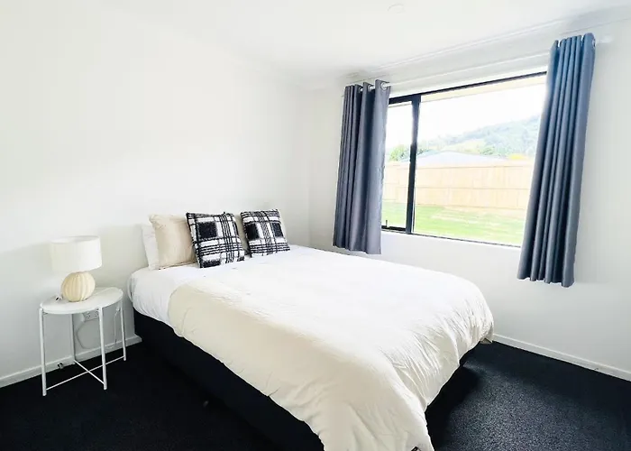 Brand New House With 5 Bedroom And 3 Full Bathroom 度假居